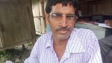 चेरिया बरियारपुर: मंझौल अनुमंडल गेट के सामने बिजली का खंभा कई दिनों से गिरा होने पर मुंशी ने लगाई बिजली विभाग से गुहार