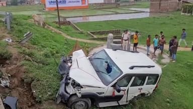 हलसी: मकुना बाईपास के समीप अनियंत्रीत होकर स्कॉर्पियो वाहन गड्ढे में पलटी, 6 लोग हुए घायल