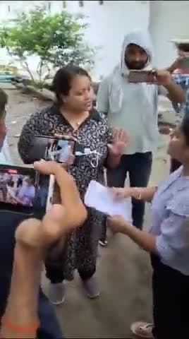 वाराणसी मे कोर्ट के आदेश की कॉपी मांगने पर नायब तहसीलदार ने लड़की को जड़े थप्पड़!!