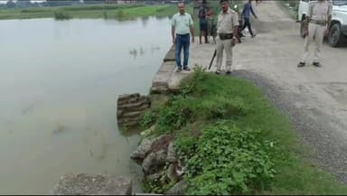 गोगरी: गोगरी अंचलाधिकारी के द्वारा बन्नी पंचायत के बाढ़ प्रभावित विभिन्न क्षेत्रों का किया निरीक्षण, पुलिस प्रशासन भी रहे मौजूद