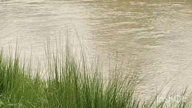 बहराइच: बहराइच जनपद में लाल निशान के ऊपर बह रही घाघरा,तीनों बैराज से छोड़ा गया पानी