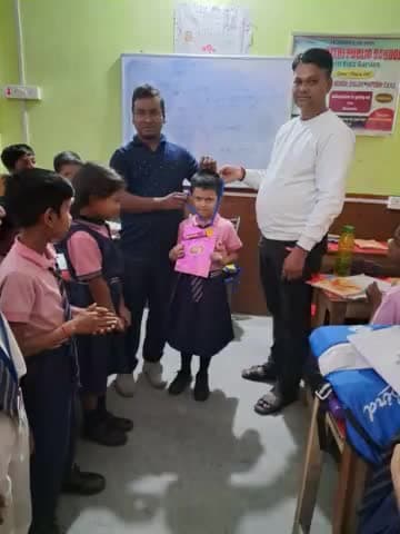 New DPS स्कूल के बच्चों ने  टेस्ट एग्जाम पास किया तो संतोष कुमार ने बच्चों को सम्मानित किया#rafiganj#bihartimes