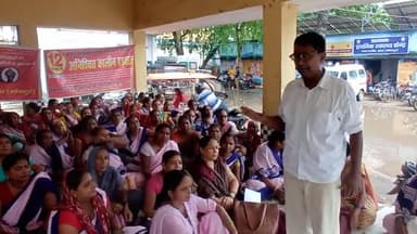 आशा कार्यकर्ता और फैसिलिटेटर के हड़ताल का समर्थन करने आरा प्राथमिक स्वास्थ्य केन्द्र पहुंचे क्यामुद्दीन अंसारी