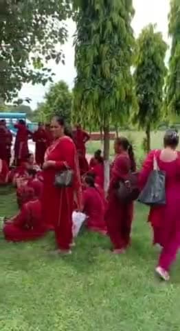 पंचकूला: सेक्टर 2 में  विधायक को ज्ञापन देने जा रही आशा वर्कर और कर्मचारियों को पुलिस ने लिया हिरासत में