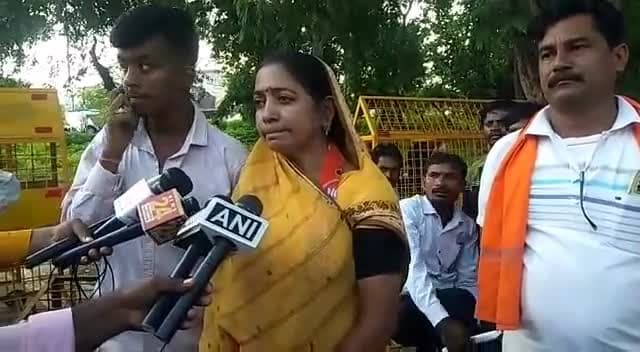 जिस प्रदेश में 5 साल की बच्ची सुरक्षित नहीं है।

जिस प्रदेश में महिलाएं सुरक्षित नहीं है।

घर-घर नशा परोसा जा रहा है वो मुख्यमंत्री #भूपेश_बघेल जी क्या महिला सुरक्षा की बात करते है, उसे तो सुरक्षा का अर्थ भी नहीं पता है।