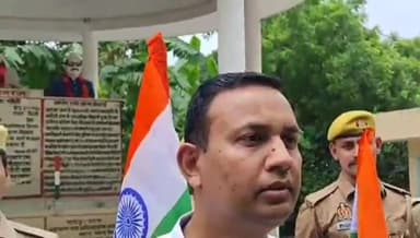 बहराइच: चित्तौरा पुलिस लाइन सहित जनपद के शहीद स्मारक स्थलों पर पुलिस बैंड ने किया देशभक्ति गीतों का वादन, एडीएम ने दी जानकारी