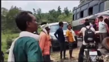 सिंगरौली: पोड़ी पाठ में तेज रफ्तार यात्री बस और ट्रैक्टर के बीच हुई आमने-सामने की टक्कर में 4 लोग घायल