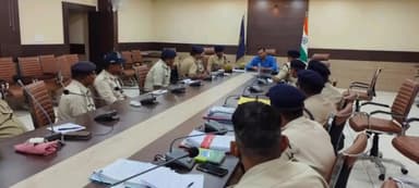 सरई: पुलिस अधीक्षक कार्यालय में एसपी ने सभी थाना प्रभारियों व चौकी प्रभारियों एवं विवेचकों के साथ की बैठक, दिए दिशा निर्देश