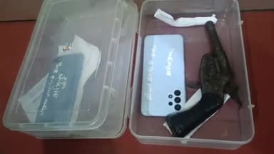 उचकागांव: मीरगंज में किराना व्यावसायिक से रंगदारी मामले का पुलिस ने किया उद्बोधन, हथियार व मोबाइल के साथ दो आरोपित गिरफ्तार