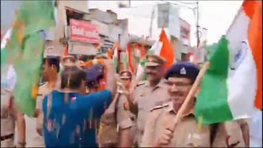 मुरादाबाद: थाना सिविल लाइन क्षेत्र से एसएसपी और आरएएफ अधिकारी व पुलिस के जवानों ने तिरंगा यात्रा निकाली