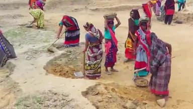 हिण्डोली: मैंडी ग्राम में मनरेगा के 2000 मजदूरों को दो माह से नहीं मिल रहा वेतन लगा रहे हैं प्रशासन के चक्कर