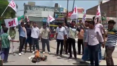 हनुमानगढ़: छात्रसंघ चुनाव पर रोक लगाने को लेकर एसएफआई के छात्रों ने टाउन में मुख्यमंत्री अशोक गहलोत का फूंका पुतला जमकर की नारेबाजी