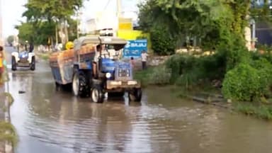 इसराना: इसराना मे सर्विस लाइन पर सबको मे बने गढ्ढो मे ईटों से भरा ट्रैक्टर ट्राली फसने पलटने से बची, बाल बाल बचे चालक व परिचालक