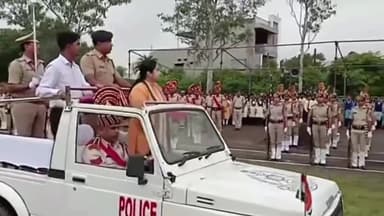 रतलाम नगर: कलेक्टर और एसपी ने रतलाम पुलिस परेड ग्राउंड में पूर्वाभ्यास में किया झंडा वंदन, परेड की ली सलामी