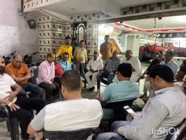 टीकमगढ़: शहर की महिंद्रा एजेंसी पर व्यापारियों की बैठक हुई आयोजित, पूर्व मंत्री यादवेंद्र सिंह बुंदेला हुए शामिल