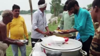 रामनगर: राजस्व टीम ने हेतमापुर बांध पर रह रहे ग्रामीणों को बंटवाई खाध सामग्री