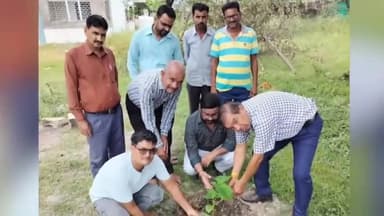 गुनौर: मुख्य चिकित्सा एवं स्वास्थ्य अधिकारी ने गुनोर स्वास्थ्य केंद्र का किया निरीक्षण, किया वृक्षारोपण