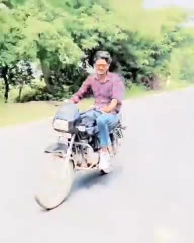 हसनपुर: आदमपुर क्षेत्रमें चलती बाइक पर स्टंट करने का वीडियो हुआ वायरल,युवक ने खुलेआम उड़ाई यातायात के नियमों की धज्जियां