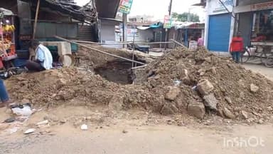 रेलवे ब्रिज के नीचे फूटी जल आवर्धन योजना की पाइपलाइन, आसपास के क्षेत्रों में पानी सप्लाई हुई बंद
