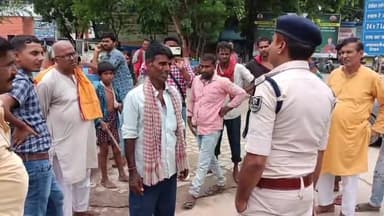 गोपालगंज: मानिकपुर में विवाहिता की हत्या मामले की जांच करने पहुंचे नगर इंस्टेक्टर, पिता  ने कहा सास व ननद करती थी प्रताड़ित।