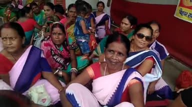 खगड़िया: पीएचसी केंद्र खगड़िया में आशा दीदियों का 34वें दिन भी हड़ताल के साथ धरना प्रदर्शन है जारी