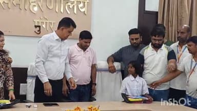 मुंगेर: समाहरणालय सभागार में जिला पदाधिकारी की अध्यक्षता में स्कूली छात्राओं के बीच पोशाक सामग्री का किया गया वितरण