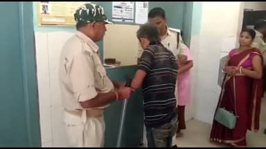 बिहार: बड़ी दरगाह स्कूल के समीप शराब के नशे में धुत गिरे हुए एक व्यक्ति को डायल 112 की पुलिस इलाज के लिए लेकर आई सदर अस्पताल