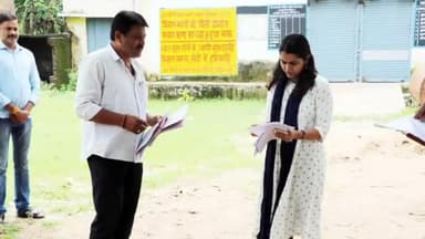 गाडरवारा: कलेक्टर रिजु बाफना ने पिपरिया मतदान केंद्र का किया निरीक्षण