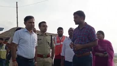 गोपालगंज: काला मटीहनिया गांव के समीप गंडक नदी का निरीक्षण करने पहुंचे डीएम व एसपी, गंडक नदी के बढ़ते जलस्तर का ली जानकारी।