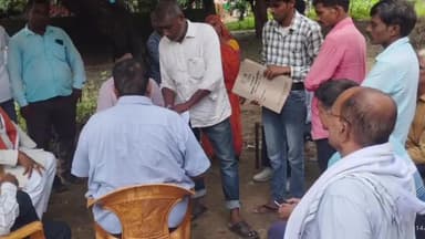 गोरखपुर: अपर नगर आयुक्त के निर्देश पर खोराबार जीडीए की जमीन की पैमाइश के विषय में नायब तहसीलदार ने गांव वालों से की बात