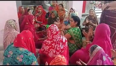 आज  इटावा नगर  में थाने के सामने   महादेव जी के मंदिर में महिलाओं  के साथ भजन कीर्तन का अनन्द लिया