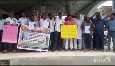 खगड़िया: कलेक्ट्रेट के समक्ष पंचायती राज विभाग के ओएसडी आलोक कुमार का पंच-सरपंच संघ ने किया पुतला दहन