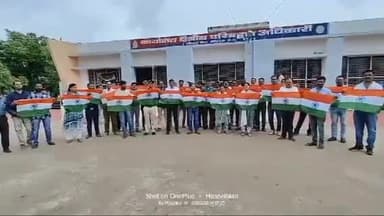 होशंगाबाद नगर: शहर के आईटीआई रोड स्थित आरटीओ कार्यालय में बस चालकों को तिरंगा वितरण कर मनाया आजादी का अमृत महोत्सव