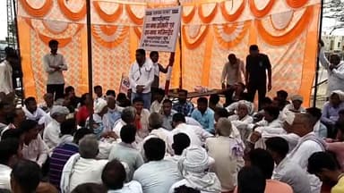 सरदारशहर: विद्युत समस्याओं को लेकर आरएलपी के नेतृत्व में सैकड़ों किसानों ने उपखंड कार्यालय पर दिया धरना
