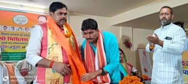 गोपालगंज: गोपालगंज भाजपा कार्यालय मे बैकुंठपुर के पूर्व विधायक को प्रदेश महामंत्री बनने पर कार्यकर्ताओ ने किया भव्य स्वागत