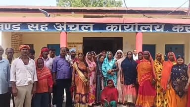 करगहर: आवास योजना के तहत दिए गए जमीन के बंदोबस्ती को रद्द करने को मांग को लेकर तोरनी गांव के लोगों ने किया प्रदर्शन