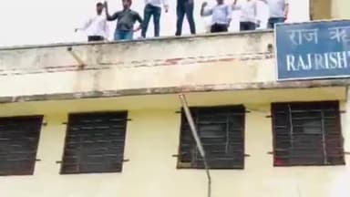 अलवर: प्रदेश मैं छात्र संघ चुनाव नहीं करने के सरकार के निर्णय को लेकर अलवर में कॉलेज के छात्र-छात्राओं ने जताया विरोध