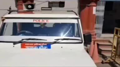 रतलाम नगर: माणक चौक पुलिस ने धोबी धर्मशाला के पास से 22 क्वार्टर देसी शराब के साथ एक आरोपी को किया गिरफ्तार