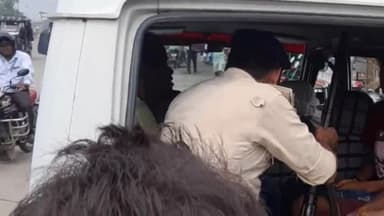 अररिया: बस स्टैंड स्थित सील किए गए होटल में चोरी का प्रयास कर रहे तीन चोरों को स्थानीय लोगों ने पड़कर किया पुलिस के हवाले