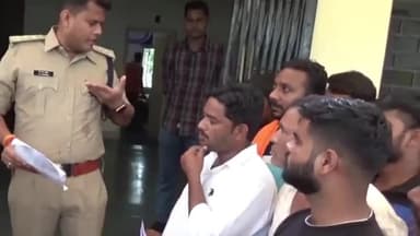 खाचरौद: बिरला ग्राम लोहे के पुल पर चाकू से बुजुर्ग पर हमला करने वाले आरोपी की गिरफ्तारी को लेकर रहवासियों ने csp को ज्ञापन सौपा