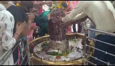 टीकमगढ़: कुंडेश्वर धाम में सावन के सोमवार की सुबह से ही भक्तों की लगी लाइन पुलिस की है चाक चौबंद व्यवस्था