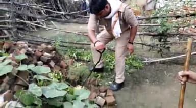 तरबगंज: तरबगंज थाना क्षेत्र के कई स्थानों पर अवैध कच्ची शराब के खिलाफ अभियान चला कर हुई छापेमारी 150 किलो महुआ लहन नष्ट