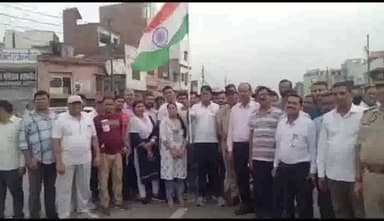 बिलारी: एसडीम अजय कुमार गौतम ने बिलारी में कराई हाफ मैराथन सामाजिक राजनीतिक और प्रशासनिक लोगों ने लिया भाग।