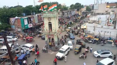 दमोह: हर घर तिरंगा अभियान के तहत केंद्रीय मंत्री प्रहलाद पटेल ने घंटाघर में व्यापारियों से दुकानों पर झंडे लगाने का किया आग्रह