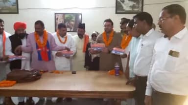 मुरादाबाद: सर्किट हाउस में समाजवादी पार्टी छोड़कर अपना दल (एस) में शामिल हुए करीब आधा दर्जन लोग, फूल माला पहनाकर किया गया स्वागत
