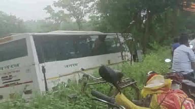 नानपारा: रूपईडीहा- सोहरैया के बीच तेज रफ्तार बस अनियंत्रित होकर खाई में गिरी, बाल- बाल बची चालक व सवारियों की जान