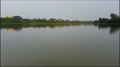 रामनगर: सुंदर नगर गांव में सरयू नदी का जलस्तर हुआ कम, लेकिन अभी भी चारों ओर बाढ़ के पानी से घिरा है गांव