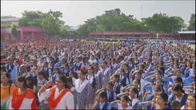 दमोह: मतदान जागरूकता को लेकर उत्कृष्ट विद्यालय मैदान से निकाली मतदान जागरूकता रैली, कलेक्टर एसपी ने हरी झंडी दिखाकर किया रवाना