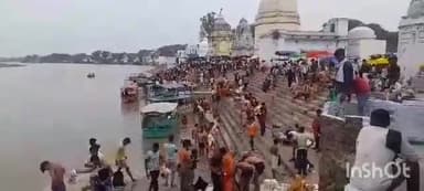 बाह: बटेश्वर में उमड़ी लाखों की भीड़ भक्तों द्वारा यमुना नदी में लगाई गई डुबकी दर्शन को लगी लंबी लाइन