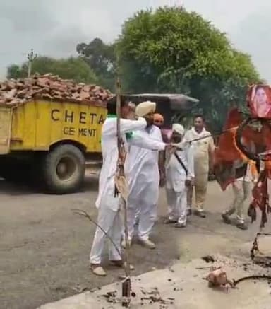 गंगानगर: साधुवाली नहर पर पानी की मांग को लेकर जीकेएस के किसानों ने फूंका विधायक का पुतला